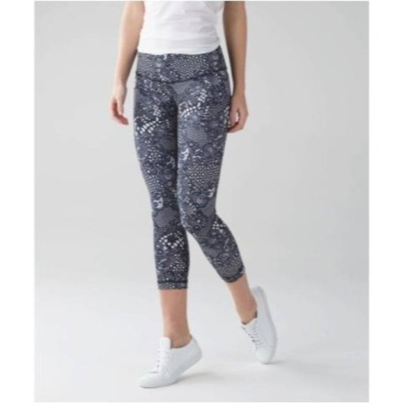 LULULEMON Wunder Under Crop III- Pretty Lace White Black. Size 4 - Picture 6 of 6